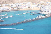 Der kleine Hafen von Caleta del Sebo auf La Graciosa (Foto: Martin Schmitz)